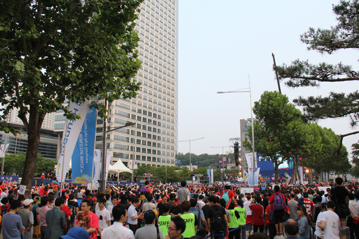  Football fans gather in the street to cheer for the Korean national soccer team on the morning of June 18. (photo: Limb Jae-un) 