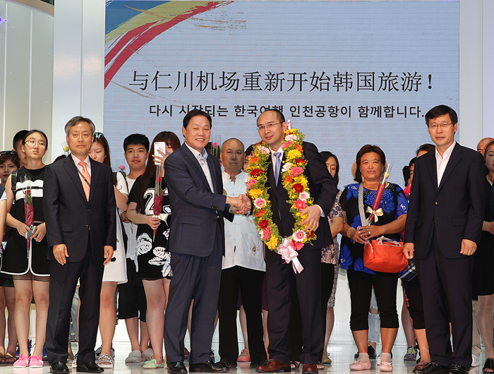 A ceremony is held at Incheon International Airport on Aug. 4 as China Southern Airlines returned its number of Incheon-Dalian flights to normal levels. In August, many Chinese airlines reset their number of flights to Korea back to levels seen before the MERS outbreak.