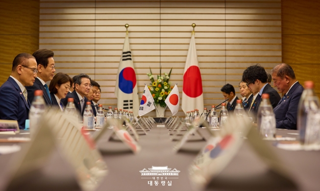 President Lee, Japan in summit hail restart of shuttle diplomacy