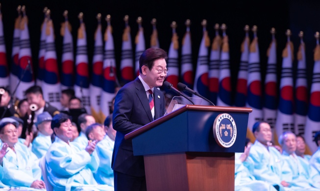 이 대통령 "북 흡수통일 않겠다··· 일본과는 상생협력"