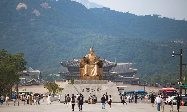 🎧 98.2% of foreign visitors to reopened Gwanghwamun Square 'satisfied'