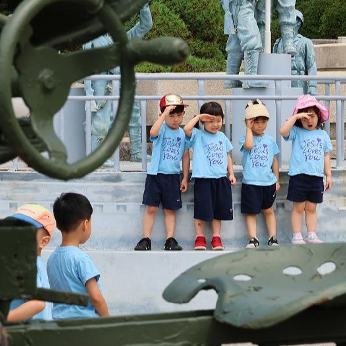 Children salute at Memorial Hall for Incheon Landing Operation