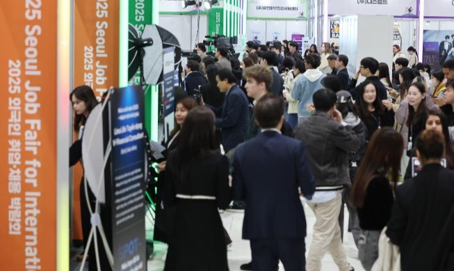 No. of int'l workers hits 1.11M, hiring of foreign students up 72%