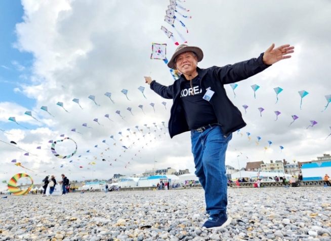 Retired professor uses kites to promote global peace, culture