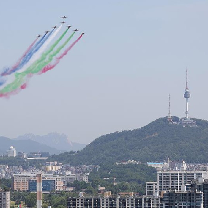 Aerobatic team Black Eagles soar over Seoul