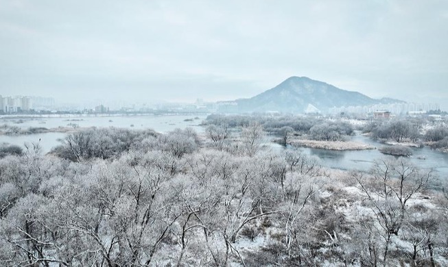 Heavy frost around Soyanggang River in eastern province