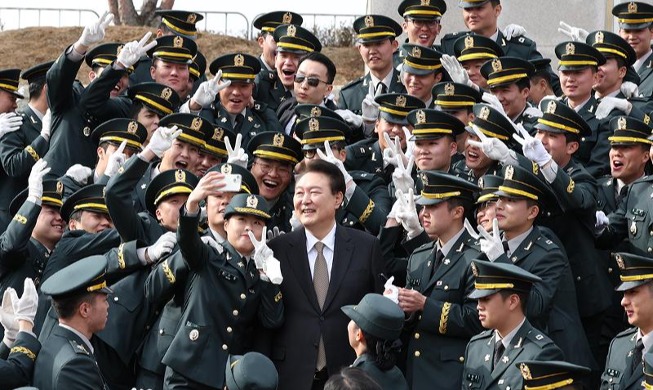 [사진으로 보는 한국] 윤석열 대통령, 학군 임관 소위들과 기념촬영