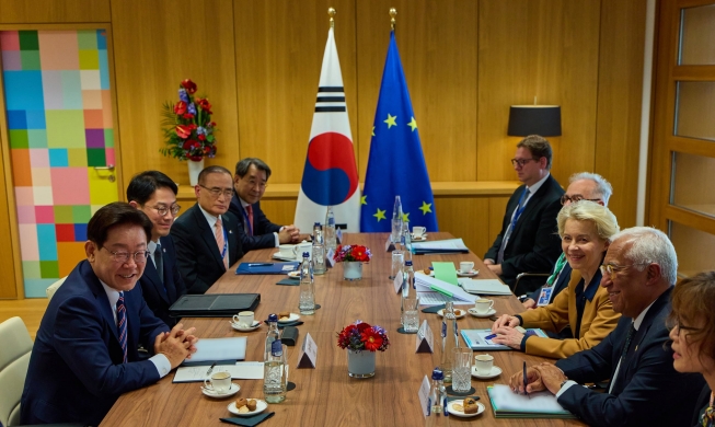 President Lee discusses security, economy, NK with EU, Belgium