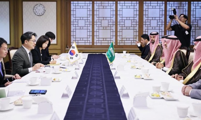 S. Arabia agrees to stronger ties in shipbuilding, cars, AI, chips