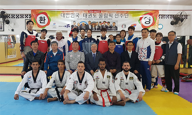 Culture minister meets with taekwondo athletes before Olympics