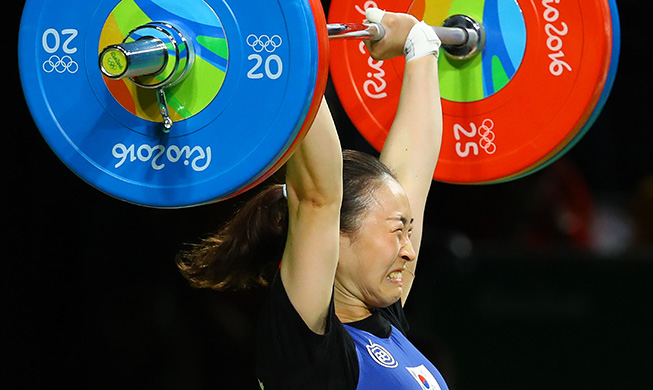 Weightlifting couple's unending challenges