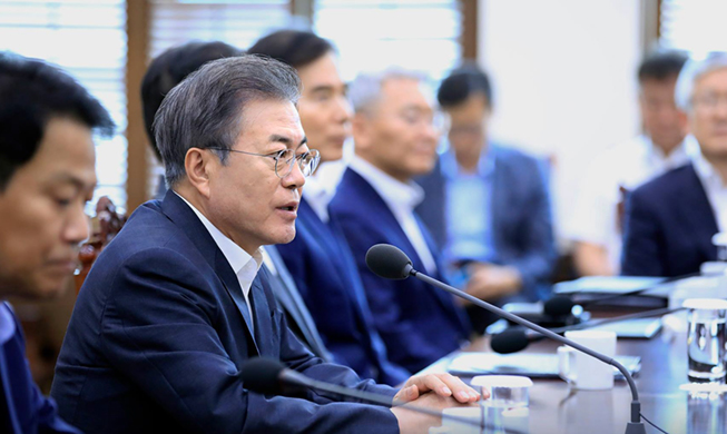 Remarks by President Moon Jae-in at a Meeting with Senior Secretaries to Discuss Economic Policy