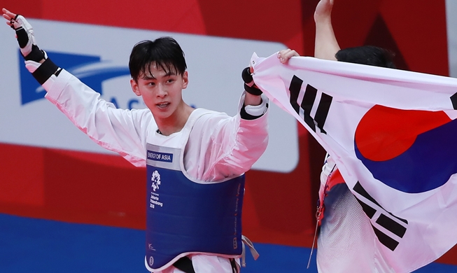 Asian Games Day 3: Korea grabs gold in fencing, taekwondo