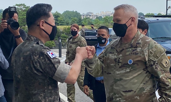 [Korea in photos] Fist bump between Korean, US generals
