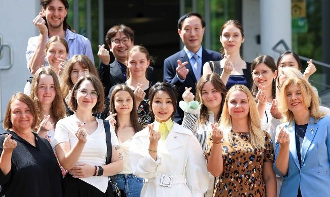 First lady visits Korean-language institute at Lithuanian uni