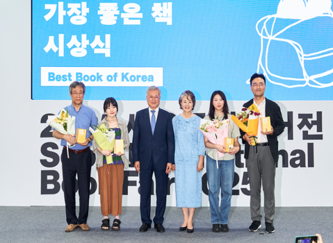 Seoul Intl Book Fair honors pocket-size guide to mountains