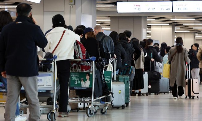 Year-end passengers pack Gimpo Int'l Airport