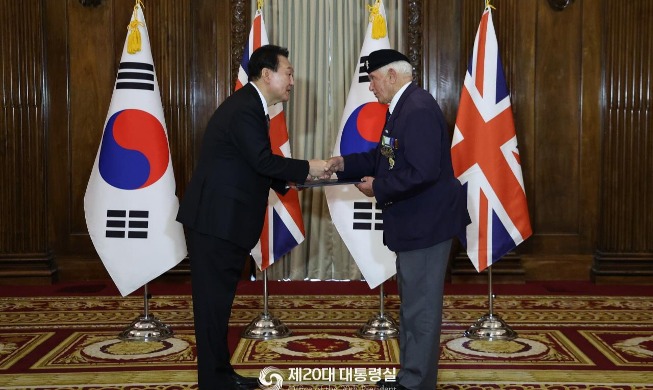 🎧 President Yoon gives medal to British Korean War veteran