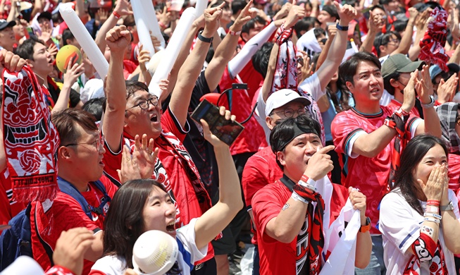 Fans gather in central Seoul to see Korea win World Cup opener