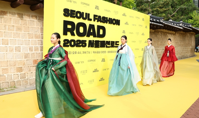 Hanbok show puts modern touches on traditional outfits