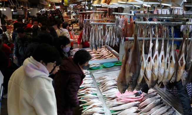 Packed traditional market in Busan ahead of Seollal
