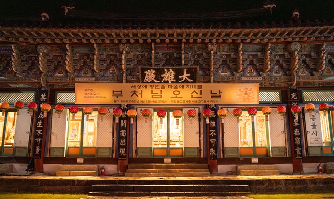 Group of int'l reporters tries monastic life via temple stay