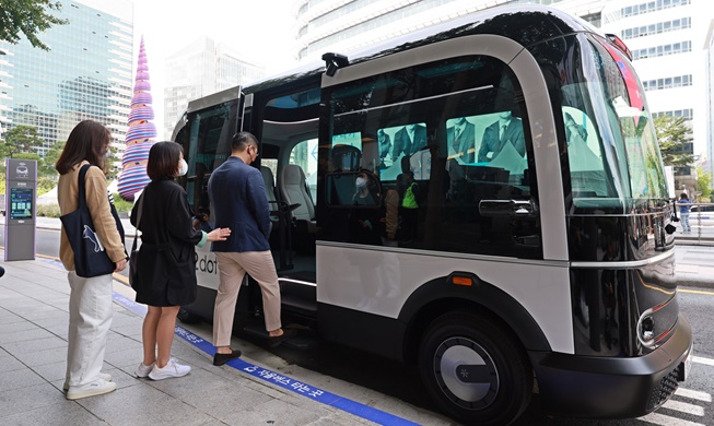 Trial run of self-driving bus starts at Seoul's main stream