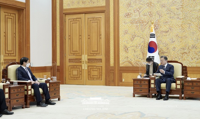 Remarks by President Moon Jae-in at Meeting with Minister of Foreign Affairs Bui Thanh Son of Viet Nam
