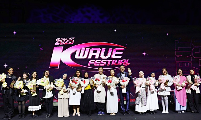 K-Wave Festival recognizes int'l promoters of Hallyu worldwide