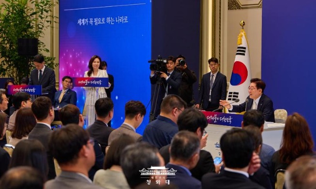 이 대통령 "올해 &acute;대체 불가 대한민국&acute; 꿈 시작"···4대 국정 목표 제시