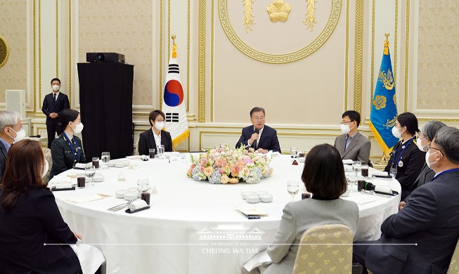 Remarks by President Moon Jae-in at Luncheon with Frontline Anti-epidemic Workers