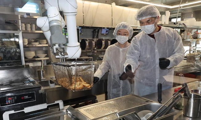 Food-drug safety minister visits restaurant with culinary robot