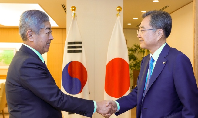 FM pledges 'joint response to challenges' in summit with Japan