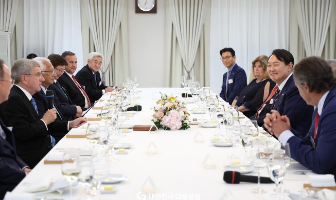 President Yoon hosts dinner for IOC President Bach