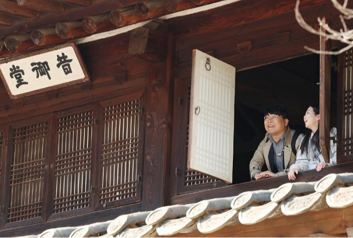 [사진으로 보는 한국] 봄바람에 문 연 석어당