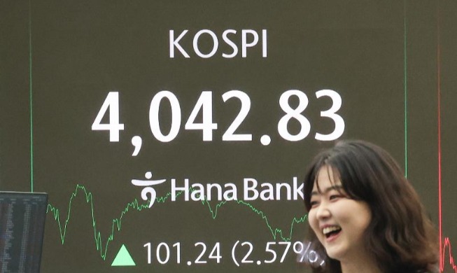Main stock index hits 4,000 for first time, leads G20 in growth