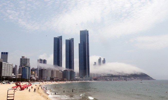 [Korea in photos] Sea fog at Busan's Haeundae Beach