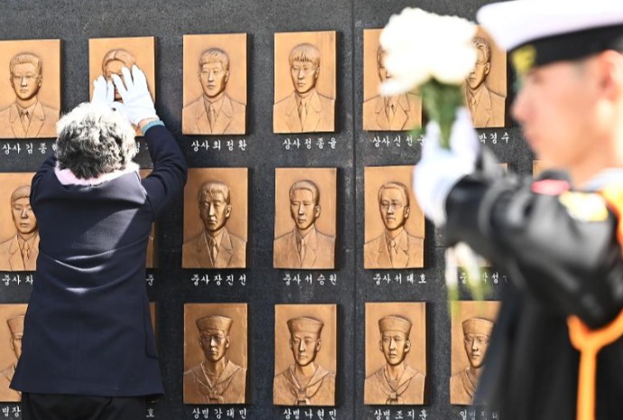 Memorial for 15th anniversary of naval vessel's sinking