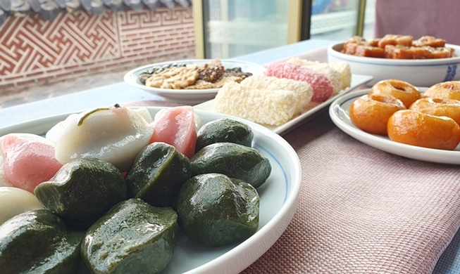 Traditional tea table on Chuseok offers oh so sweet treats