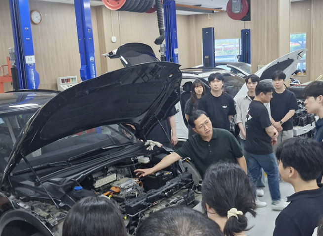 Tour shows HR training to prepare workers for AI-based sectors