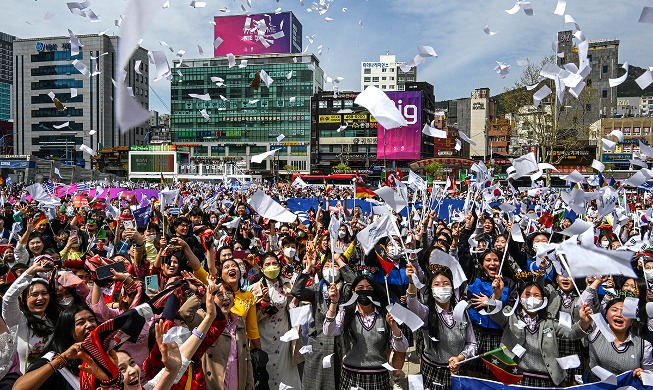 5,000 people greet BIE delegation at Busan Station