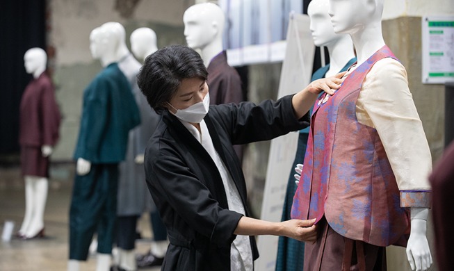 [Korea in photos] Wearing Hanbok while working