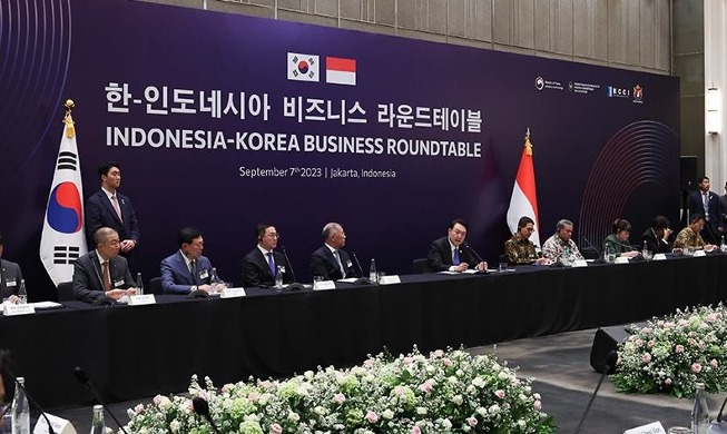 President Yoon attends business roundtable in Indonesia