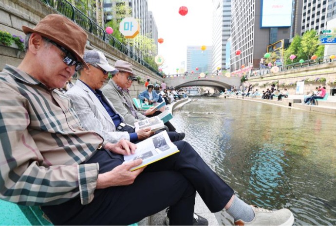 Reading right next to Cheonggyecheon Stream in Seoul