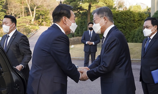 President Moon hosts dinner for President-elect Yoon at Cheong Wa Dae