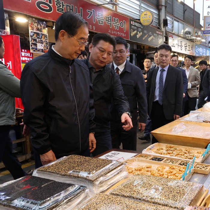 PM Han Duck-soo visits traditional market in Seoul