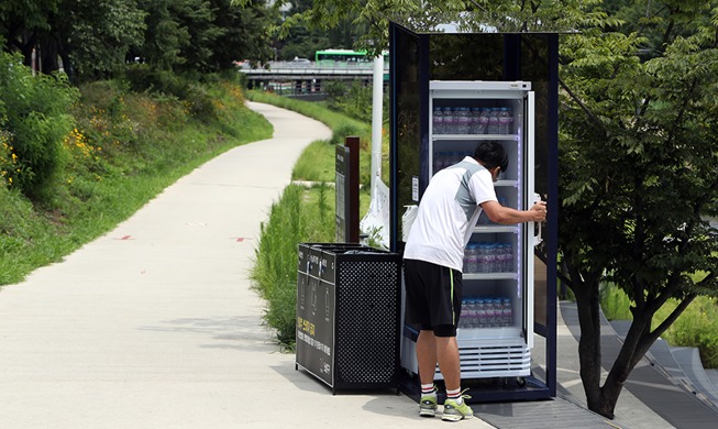 [Korea in photos] Free bottled water at city park