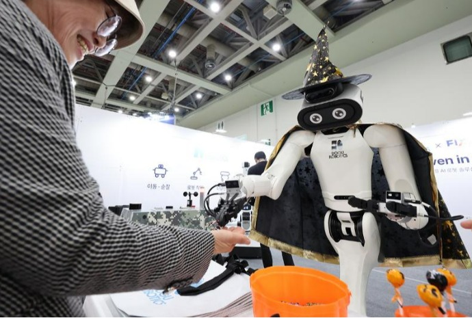 [사진으로 보는 한국] 핼러윈도 로봇과 함께