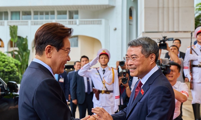 President Lee proposes creating economic 'miracle' with Vietnam