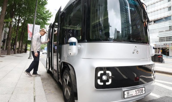Self-driving shuttle bus service starts along Seoul stream